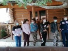 Дети встали живым щитом перед конюшнями "Соснового бора", чтобы не дать их снести в Волгограде