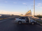 Водитель Daewoo протаранил ограждение на мосту через Волгу 