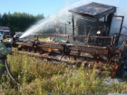 Под Волгоградом сгорел 27-летний зерноуборочный комбайн