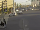 Дорогие иномарки разбились в центре Волгограда: видео
