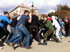 Фанаты "Ротора" и бойцы ММА устроили массовую драку на набережной Волгограда