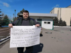 Пикет из-за «Билайна» устроил общественник у прокуратуры Волгоградской области