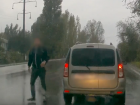 В Волгограде водители подрались на дороге из-за обгона: видео
