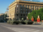 «Мы любим парады, но не такой ценой»: волгоградский активист вступился за порушенный танками асфальт