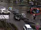 Volkswagen сбил женщину с ребенком на переходе в Волгограде: видео