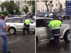 Полицейский набросился с кулаками на машину нарушителя в центре Волгограда 