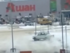 Экстремальное вождение средь бела дня возле ТРЦ в Волгограде попало на видео