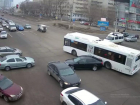 Пассажирский автобус врезался в легковушку в Волгограде: авария попала на видео