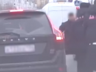 Опубликовано видео нападения водителя с монтировкой на полицейского в Волгограде