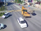 Nissan протаранил в центре Волгограда трактор: кувырок попал на видео