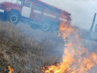 Во время пожара под угрозой оказалось детское футбольное поле в Волгограде