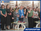 Мальчишка сжимает в руках портрет отца, мамы плачут: в Волгограде посмертно наградили 10 бойцов СВО