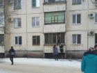 В Волжском очевидцы заметили ребенка между окном и решеткой