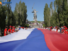 Они будто одноразовые: флаги РФ на 3 млн снова закупают в Волгограде