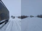 Застрявших на трассах Волгоградской области вызволяет из снежного плена полиция