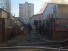 Торговый ряд полыхает на рынке «Олимпия» в Волгограде: пожарные ломают крыши