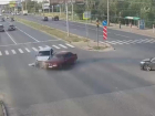 Жесткое столкновение двух легковушек в Волгограде попало на видео 