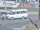 "Дамская машинка" перевернулась в ДТП с маршруткой в Волгограде: шок-видео 