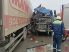 По дороге течет кровь: жуткое ДТП с водовозкой сняли на видео в Волгограде 