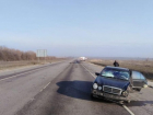Водитель «Мерседеса» на трассе Волгоградской области врезался в тягач: двое пострадали