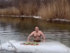 «Жара пришла»: волгоградский морж устроил заплыв в ледяной воде в честь 8 марта 