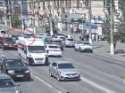Таксист уберег от смерти доставщика в шок-ДТП в центре Волгограда 