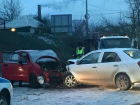 Водителя малолитражки вырезали из авто спасатели после аварии в Волгограде