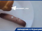Сосиску в тесте с мерзкими внутренностями сняли на видео в Михайловке