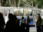 После празднования Дня Победы волгоградцы штурмовали троллейбус: видео