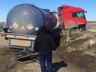 Водитель и пассажир ВАЗа чудом выжили в жутком ДТП с автоцистерной в Волгоградской области