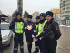 В Волгограде сотрудники ГИБДД подарили водителям «валентинки» и стикеры с признанием в любви 