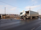 Фура «выбросила» в кювет грузовик с песком в Волгограде: водитель в больнице