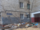 Выброшенный из окон мусор заполняет двор в Волгограде 