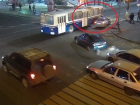 Неудачная попытка протиснуться между троллейбусом и бордюром водителя Daewoo попала на видео в Волгограде