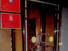 В Волгоградской области проломили входную дверь администрации