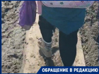 Волгоградка с дочкой по доске сквозь грязь пробираются до школы: видео