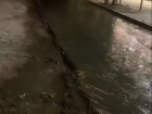 “Течет больше 5 часов, заливает подвалы»: коммунальная авария на севере Волгограда попала на видео