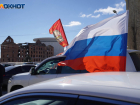Флаг РФ сорвали в подъезде в Волгограде: юрист о буйстве и патриотизме