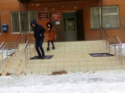 Посетители Кировского суда в Волгограде «летают» на скользких ступеньках