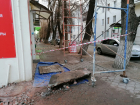 Подробности и фото с места ЧП, где во время капремонта балкон рухнул на мужчину в Волгограде