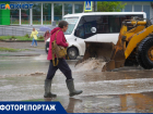 Затонувшее вип-авто и вычерпывание воды ковшами: в Волгограде затопило Качинский рынок