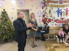 Новогодние сюрпризы для многодетных мам Волгограда приготовили Дед Мороз и депутат 