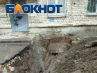 "Дети могут свалиться": волгоградцы бьют тревогу из-за гигантских дыр в земле