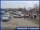 Наглого автохама, припарковавшегося посередине проезда у Тракторного рынка, сняли в Волгограде