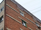 Волгоградцы пожаловались на падающие кирпичи с фасада дома 