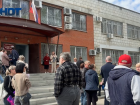 «Фекальный король» в суде спрятал лицо перед сотней возмущенных волгоградцев