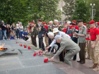 На площади Павших Борцов волгоградцы почтили память защитников Отечества