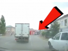 На видео попала рухнувшая на женщину рекламная конструкция в Камышине
