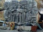 В Волгограде памятник журналистам оказался на помойке