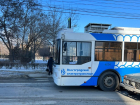 Электробус заблокировал оживленную дорогу в Волгограде